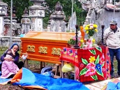 Phát hiện thi thể thầy giáo đã phân hủy trong tư thế treo cổ