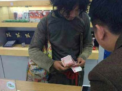 "Sốc" với anh chàng ăn mày "sành điệu" mua 2 chiếc iPhone 6 Plus