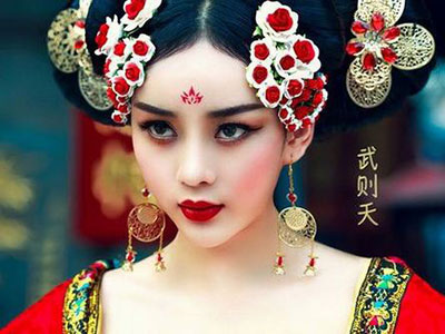 Sao Việt với “cơn sốt” Võ Tắc Thiên: Kẻ khen người chê