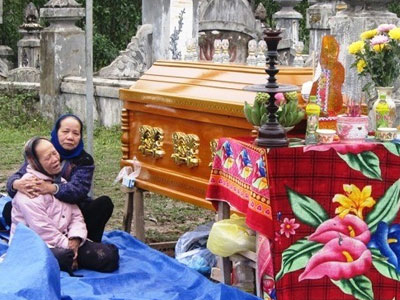 Thầy giáo treo cổ tự tử hay ra nghĩa địa một mình giữa khuya