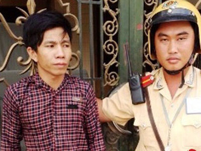 Bị CSGT dừng xe, tên "đá xế" lúng túng đánh rơi đoản phá khóa