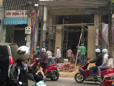 Bị phóng điện do gió lay, một công nhân nguy kịch