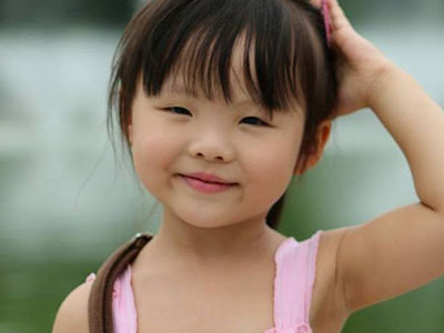 Nhóc tì 4 tuổi làm phiên dịch gây sốt mạng