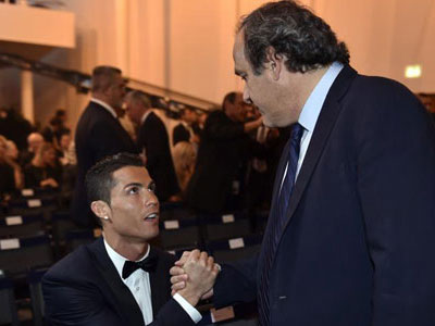 Sợ mất mặt, Platini phải viết thư "làm hòa" Ronaldo