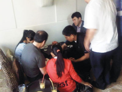 Ba người Trung Quốc vào rẫy cà phê “tuyển” cô dâu Việt