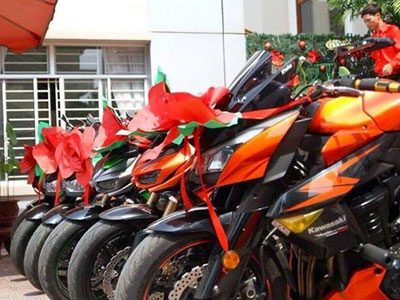 Kawasaki Z1000 trang trí lạ mắt đi rước dâu tại Biên Hòa