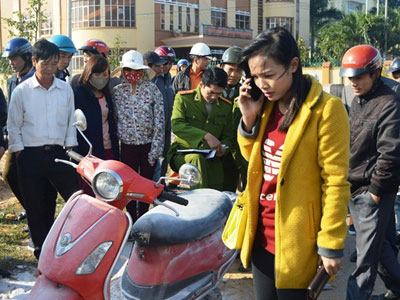 Xe máy đang chạy phát hoả, cô gái hoảng loạn kêu cứu