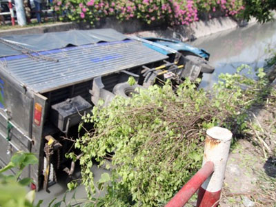 Xe tải mất lái, lao xuống kênh Tô Hiệu