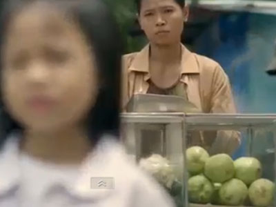 Clip ấm lòng về "Mẹ, con gái và quả dứa"