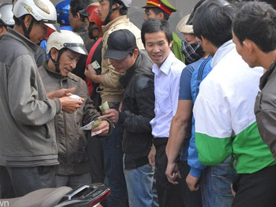 Chen lấn, xô đẩy mua vé xem trận HAGL - Thanh Hóa