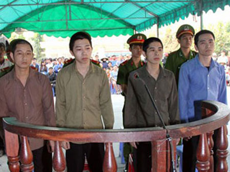 Mâu thuẫn xếp lịch nghỉ phép, người chết - kẻ vào tù