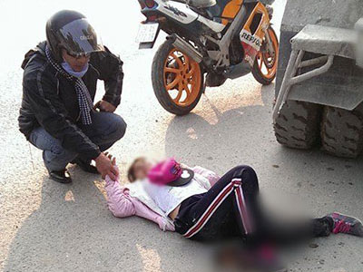Nam thanh niên nắm tay cô gái bị tai nạn trong lúc chờ cứu thương