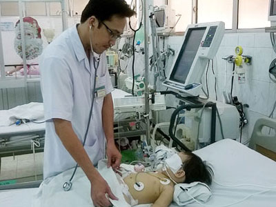 Cứu sống bé 2 tuổi ngưng thở vì sặc thạch rau câu