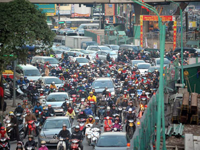 Cảnh khốn khổ vượt qua ngã tư tắc nhất Hà Nội
