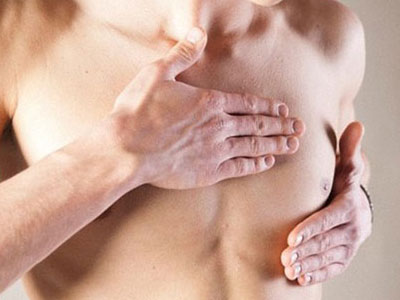 Chàng trai 16 tuổi ngực tiết ra sữa