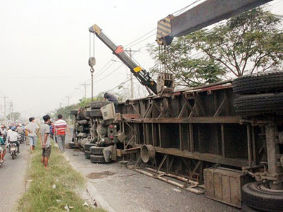 Container lật trong khu công nghiệp Tân Bình, tài xế che biển số