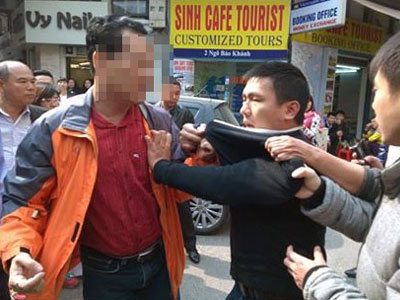 Người dân vây bắt tên cướp gần hồ Hoàn Kiếm