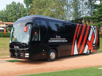 Quá nghèo, AC Milan bán cả… xe bus của CLB