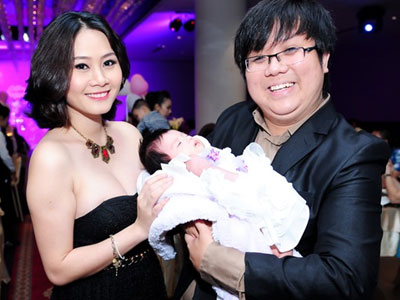 Vợ Gia Bảo vai trần xinh đẹp mừng con gái đầy tháng
