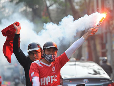 CĐV Hải Phòng đốt pháo sáng trước trận gặp HAGL