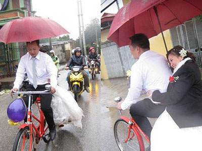 Cô dâu bật khóc khi chú rể đón bằng xe đạp giữa trời mưa