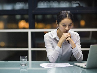 Điếng người nhìn chồng thay người tình như thay áo