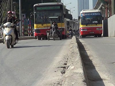 Hà Nội: "Bẫy" nguy hiểm với bất kỳ ô tô nào đi qua