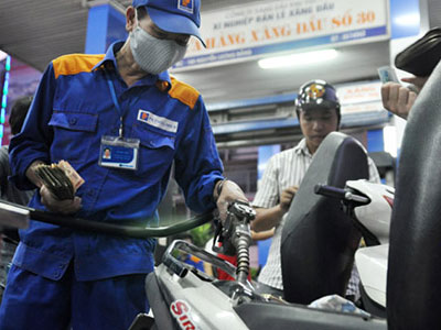 Hoãn tăng thuế, giảm giá xăng tới 1.900 đồng từ 16h