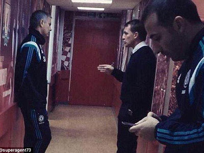 Mou túm HLV Rodgers ra hành lang để... dạy bảo!