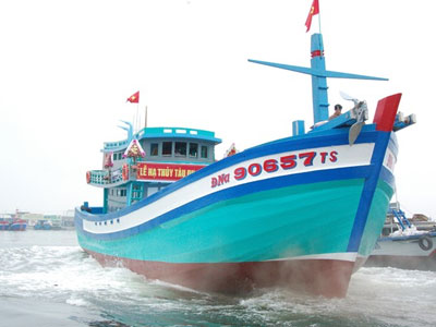 Tàu cá bị tàu sắt Trung Quốc đâm chìm trở lại Hoàng Sa