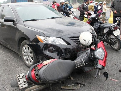 “Xế hộp” Camry tông xe máy, 2 thanh niên văng xuống đường