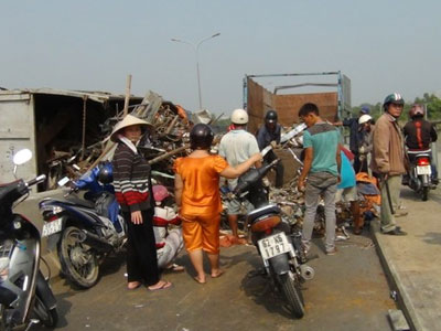 Xe tải rơi thùng, cầu Phú Mỹ kẹt cứng