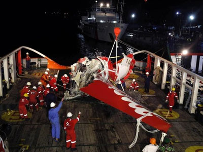 AirAsia QZ8501: Vớt 6 thi thể ngập dưới bùn