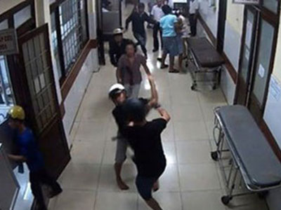 Cãi nhau về nghiệp vụ, 2 bác sĩ "choảng" nhau