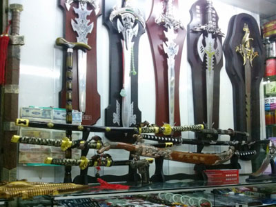 Đi chợ vũ khí và đồ kích dục vùng biên