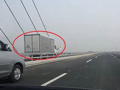 Kinh hoàng xe tải chạy ngược chiều trên cầu Nhật Tân với tốc độ cao