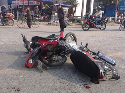 4 thanh niên nguy kịch sau cú tông xe đối đầu