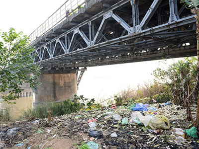 Ảnh: Chân cầu Long Biên ngập ngụa rác thải