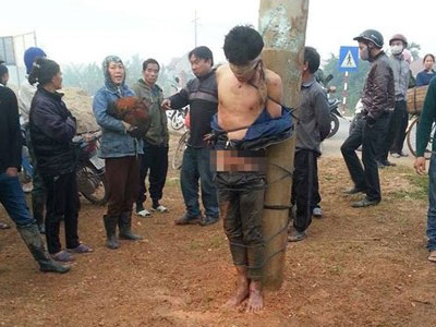 Clip: Thanh niên trộm gà bị lột trần, té nước giữa tiết trời lạnh giá
