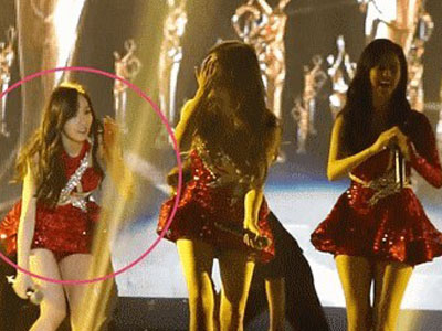 Taeyeon bất ngờ rơi xuống hố trên sân khấu lễ trao giải