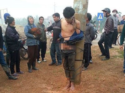 Thanh niên trộm gà bị lột trần, té nước giữa tiết trời lạnh giá