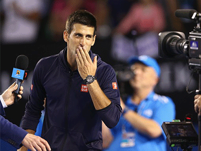 Djokovic thắng ấn tượng, hát tặng sinh nhật mẹ
