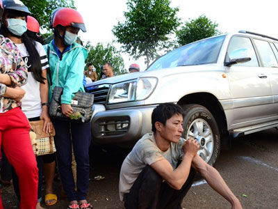 Em bất lực nhìn anh trai bị ôtô tông văng xa 5 mét