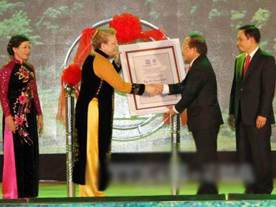 Tràng An đón bằng Di sản Văn hóa và Thiên nhiên thế giới