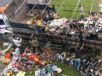 Xe tải đang chạy bất ngờ cháy ngùn ngụt