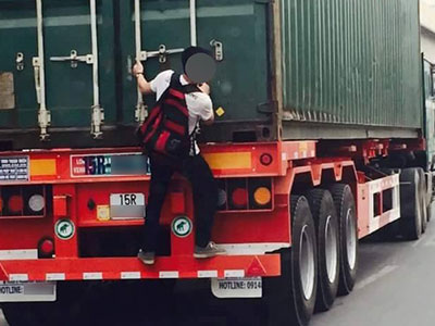 Nam sinh liều mạng với thần chết, đu xe tải về nhà