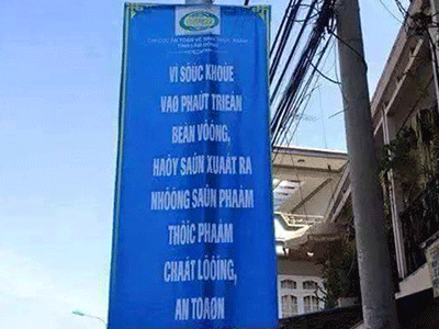 Băng rôn lỗi font chữ vẫn hiên ngang xuất hiện trên phố