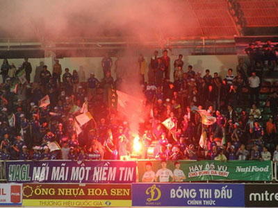 CĐV đốt pháo sáng, sân Pleiku bị phạt 15 triệu đồng
