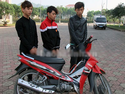 Nhóm 9X dùng dao kề cổ cướp xe máy lấy tiền uống rượu