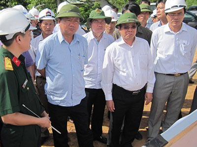 Tự xưng người thân của Bộ trưởng Đinh La Thăng để liên hệ công tác